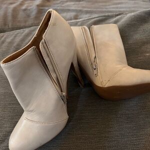Qupid Size 9 Elegant White Ankle Boots 3 1/4 inch Heels